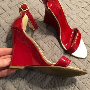 Red/gold patent leather wedges